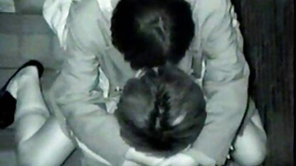 A rapariga de saltos altos é puxada com videos eroticos caseiros um chapéu em vibrador, agachada