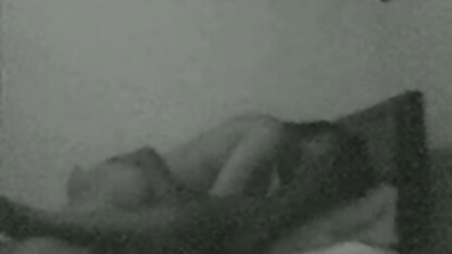 A videos de contos de sexo jovem fez sexo com um tipo na cama e masturbou-se.