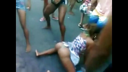 O giro fun Hahal com um broche profundo pono onibus e vem-se na cara e na boca