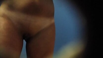 Aperta o vídeos eróticos brasileiros punho e puxa o vibrador.