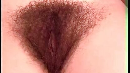 Punheta video errotico tailandesa muito animada com um vibrador na mesa