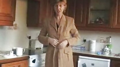 Um homem mais videos eroticos com homens mais velhos velho bonito a comer um assistente jovem.