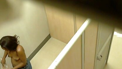 Uma miúda com um punho videos eróticos hd na garganta que está à frente da Câmara.