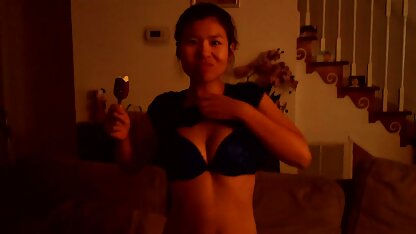 Uma adulta lésbica faz o Cooney apaixonar-se pelos jovens e as raparigas esfregam filme erotico hd a vagina.