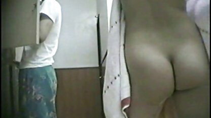 As mulheres no local de massagem erótica pornô doido trabalho se comunicam no Skype e fingindo vagina