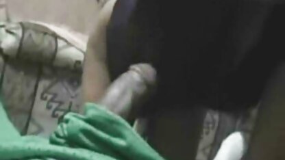 A videos eroticos tia MILF e a jovem arranjam o empregado e organizam Sexo em grupo com os vizinhos.