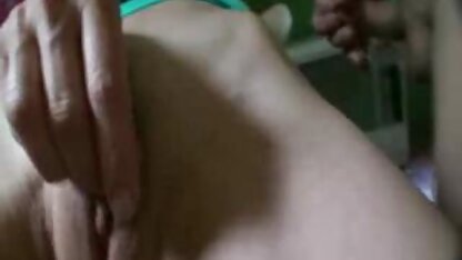 Uma jovem com uma tatuagem nas costas chupou o massagista e videos eroticos com gravidas deu - a na mesa.