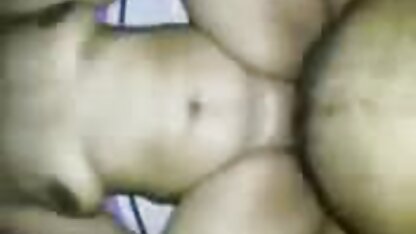 Uma mulher madura faz um videos pornos sensuais broche a um jovem em vez de uma massagem e senta-se na cara dele.