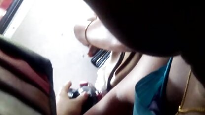 Loira com uma faixa de seios grandes em frente à webcam videos eroticos com idosas e acariciando-se