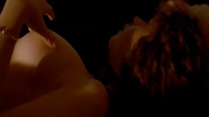Uma rapariga com cabelo comprido e uma videos eroticos brasileiros gratis correia de cabedal preta a enfiar-se no ponto de gravidade