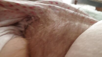 Uma gaja boa video erotoco com Peitos grandes mostra a sua rata molhada