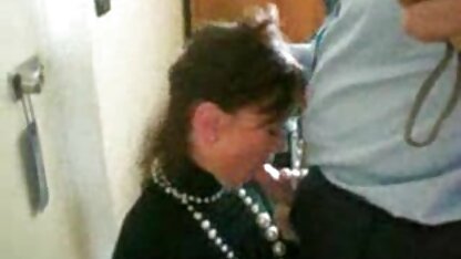 Busty MILF apanha video erotico antigo o marido com raparigas novas e faz cunnilingus girl na cama