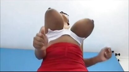 Boneca de vídeos eróticos picantes meias pretas substitui o rabo no fundo dos falsificadores de porta-bagagens em frente à webcam