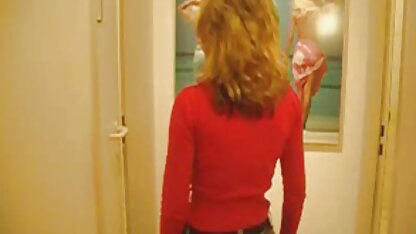 Rapariga com duche de T-shirt branca e videos em quadrinhos de sexo masturbação vagina por gravidade em frente à webcam