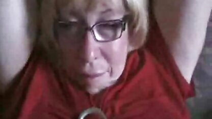 Um homem a comer uma menina video erotco de pele escura com Mamas grandes.