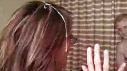 O homem pede videos eróticos com negras ajuda de vizinhos que já são adultos