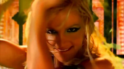 Linda jovem filmes eroticos com atrizes famosas a desfrutar de um grande baú