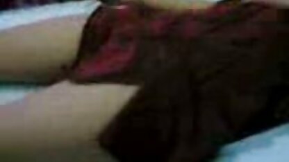 Menina marota a brincar com desenhos famosos eroticos o vibrador cor-de-rosa