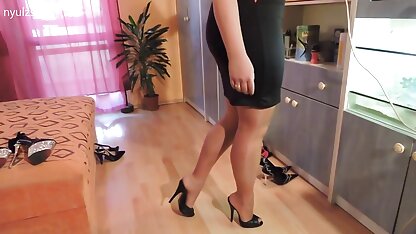Uma modelo com contos eroticos em hd seios chiques mergulhou no chão sem lingerie e acariciou a rata Rapada.