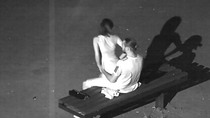 A rapariga de olhos esbugalhados dá-lhe o chapéu. videos erotecos