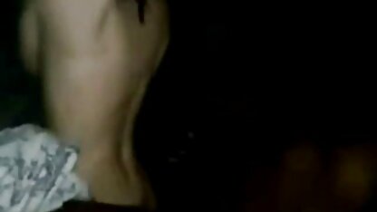 A mãe com a rata molhada faz sexo contos e videos eroticos oral ao amigo no sofá roxo e na cama com o estilo de cão