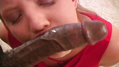 O homem abraçou seu chapéu sua namorada que é jovem com equitação e lateral às 7 horas videos engraçados eroticos da manhã em uma cama em sua casa