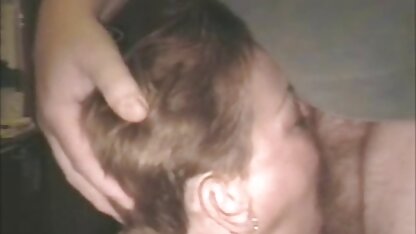 Jovens mulheres solitárias a chupar videos eroticos lesbian vibrador cor-de-rosa e a acariciar o chapéu com um vibrador