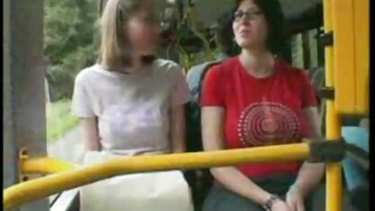 Uma rapariga de cabelo castanho de camisa branca a acariciar o chapéu com os site videos eroticos dedos e a entregar-se ao namorado negro.