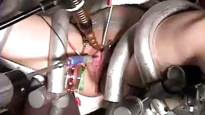 Um americano a gravar o rabo do seu parceiro um magricela em frente erótico pornô à câmara e a lutar com cancro numa sala escura