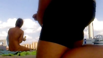 A loira com o rabo para a frente vai para o ponto da falta da mulher russa num videos eróticos caseiros sofá.