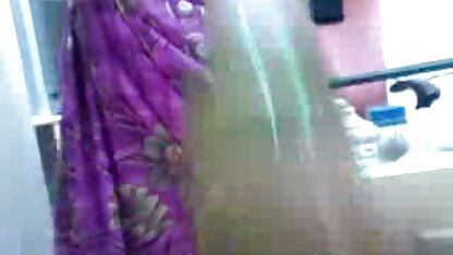 Manchada com óleo, a morena faz um cliente videos com brinquedos eroticos vir