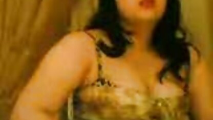 Babe Katerina com seios grandes a fazer videos eroticos oral um broche