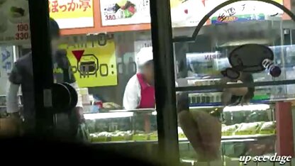 Duas jovens namoradas a provocar vídeos eróticos picantes um amigo para um ménage à trois na cama