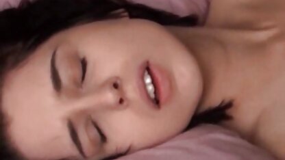 Uma jovem namorada a meter-se com um belo sexo lésbico. videos eroticos de troca de casais