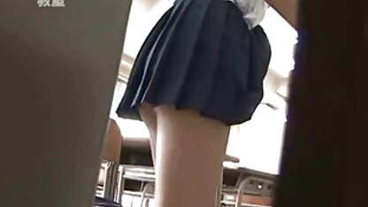 Rapariga com uma grande tatuagem ao lado a posar em conversa sexual brinquedos eroticos videos