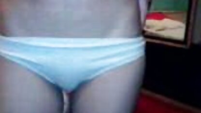 A videoseroricos rapariga com o corpo frágil a mudar de roupa num cubículo