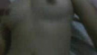 Modelo de pele escura tira lingerie e videos eroticos seguro chapéu branco
