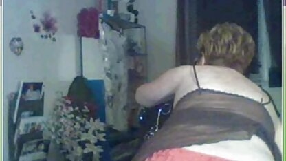 Jovem loira de T-shirt videos eróticos hd e cuecas a masturbar a vagina com as mãos e a Lamber o vibrador