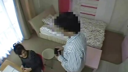 Um tipo negro pôs uma mulher na videos eroticos amadores brasileiros beira da cama e rasgou-a com Pila