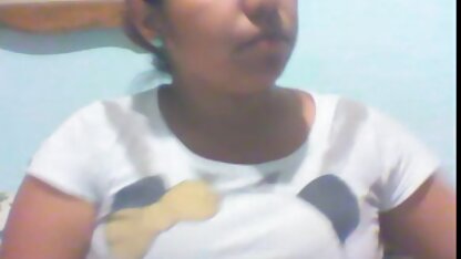 Busty kralya com piercing nos mamilos suga vibrador e acaricia o novinhas eroticas chapéu com os dedos