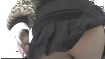 A Ebony a bater activamente no rabo da mãe com uma pila grande. vidros eróticos