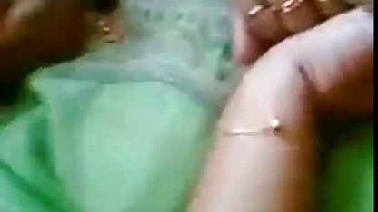 o pintainho de vestido branco a virar a vagina sexo erótico brasileiro é Peludo por baixo da saia