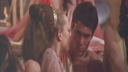 Gaby young no topo da mesa com um peido suave na vagina. videos eroticos novos