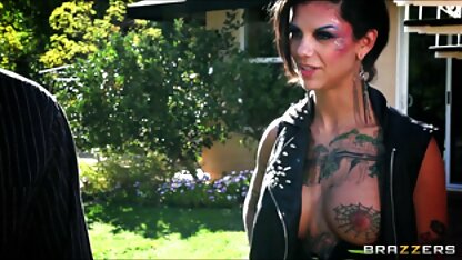 Mulheres com manicura em frente à câmara a apontar uma grande filmes eroticos de troca de casais pila de amigos