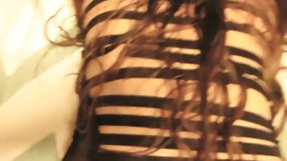 A rapariga abre a capa dos olhos do homem e video erotico antigo faz sexo com ela no chão.