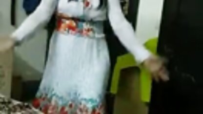 Uma jovem de saia sentada na pila, idiota no vídeos eróticos amadores sofá.