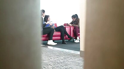Uma mulher madura Chupa parafusos de uma vídeos eróticos com coroas pessoa a posar 69 em frente à webcam.