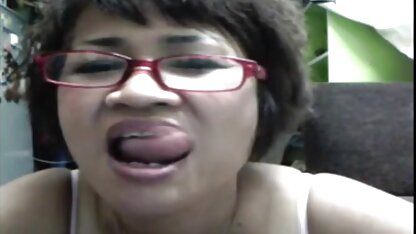 Uma velha romena num vestido preto a videos eróticos de estupro satisfazer o estudante do seu amante em frente à Câmara.