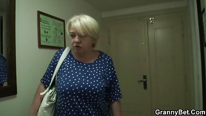 O homem tem uma mulher negra rabo Negro a posar um video erotoco cavaleiro