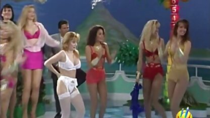 A mãe loira com Mamas filmes eroticos caseiros grandes dá um tipo no sofá